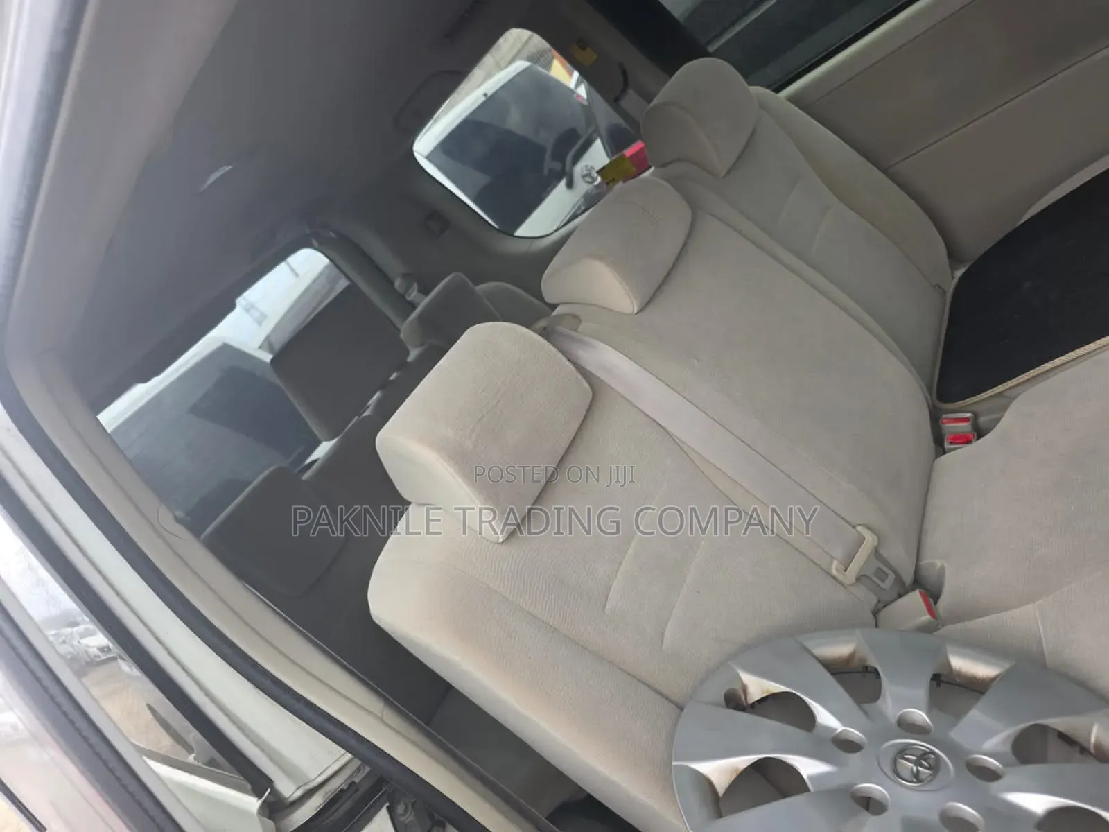 Toyota Noah 2.0 143hp FWD (8 Seater) 2012 White