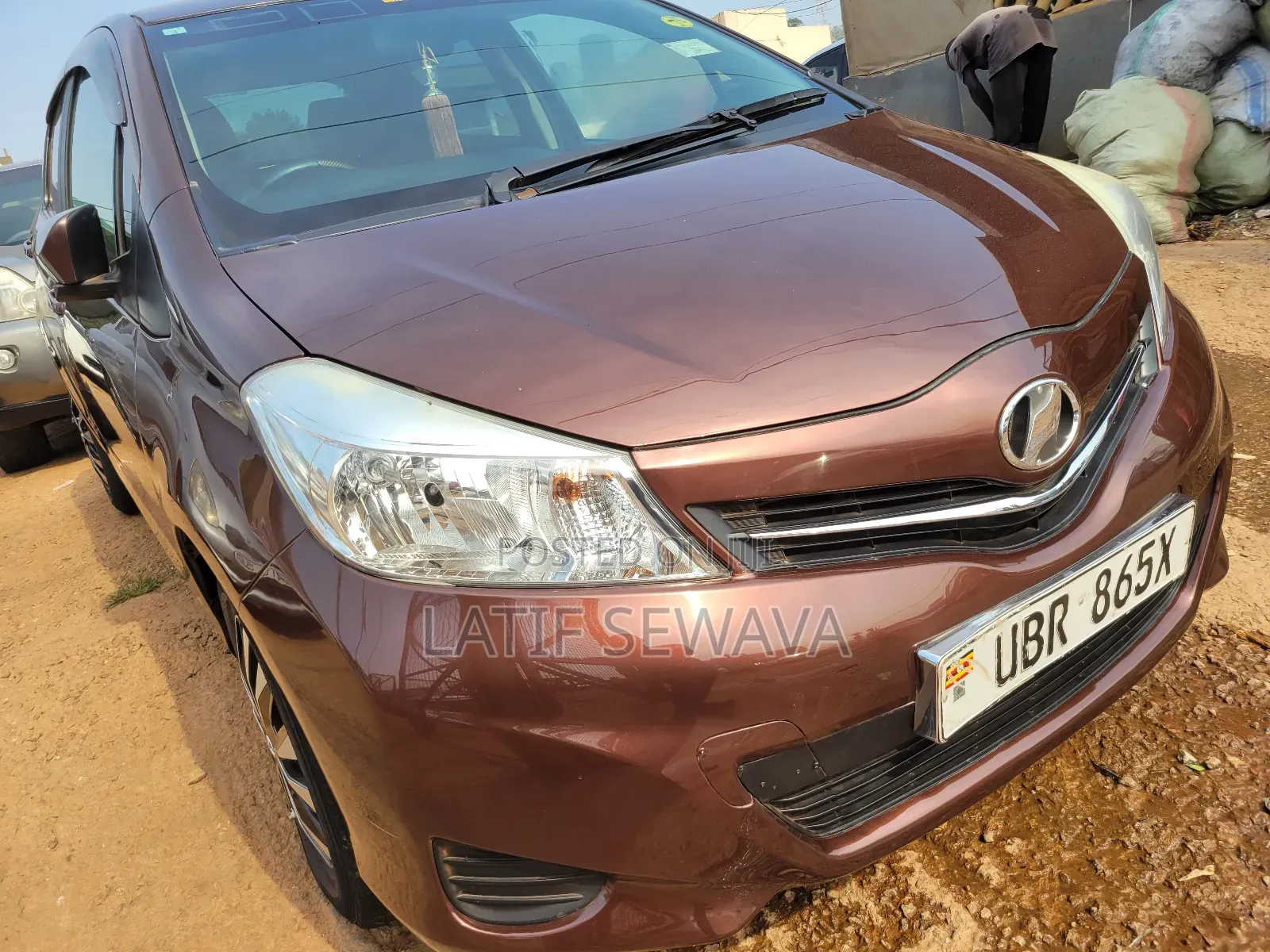 Toyota Vitz 1.3 FWD 5dr 2012 Maroon