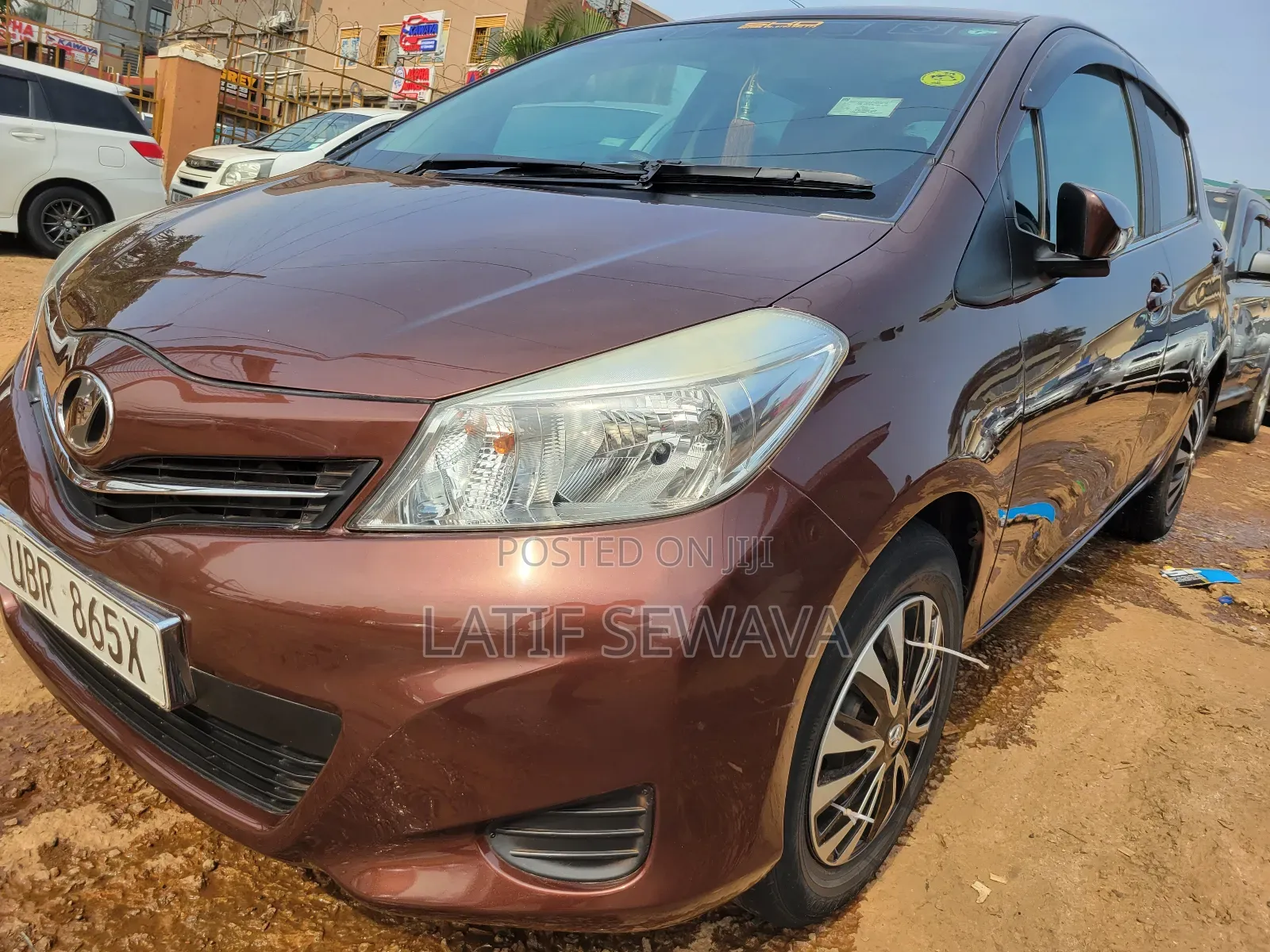 Toyota Vitz 1.3 FWD 5dr 2012 Maroon