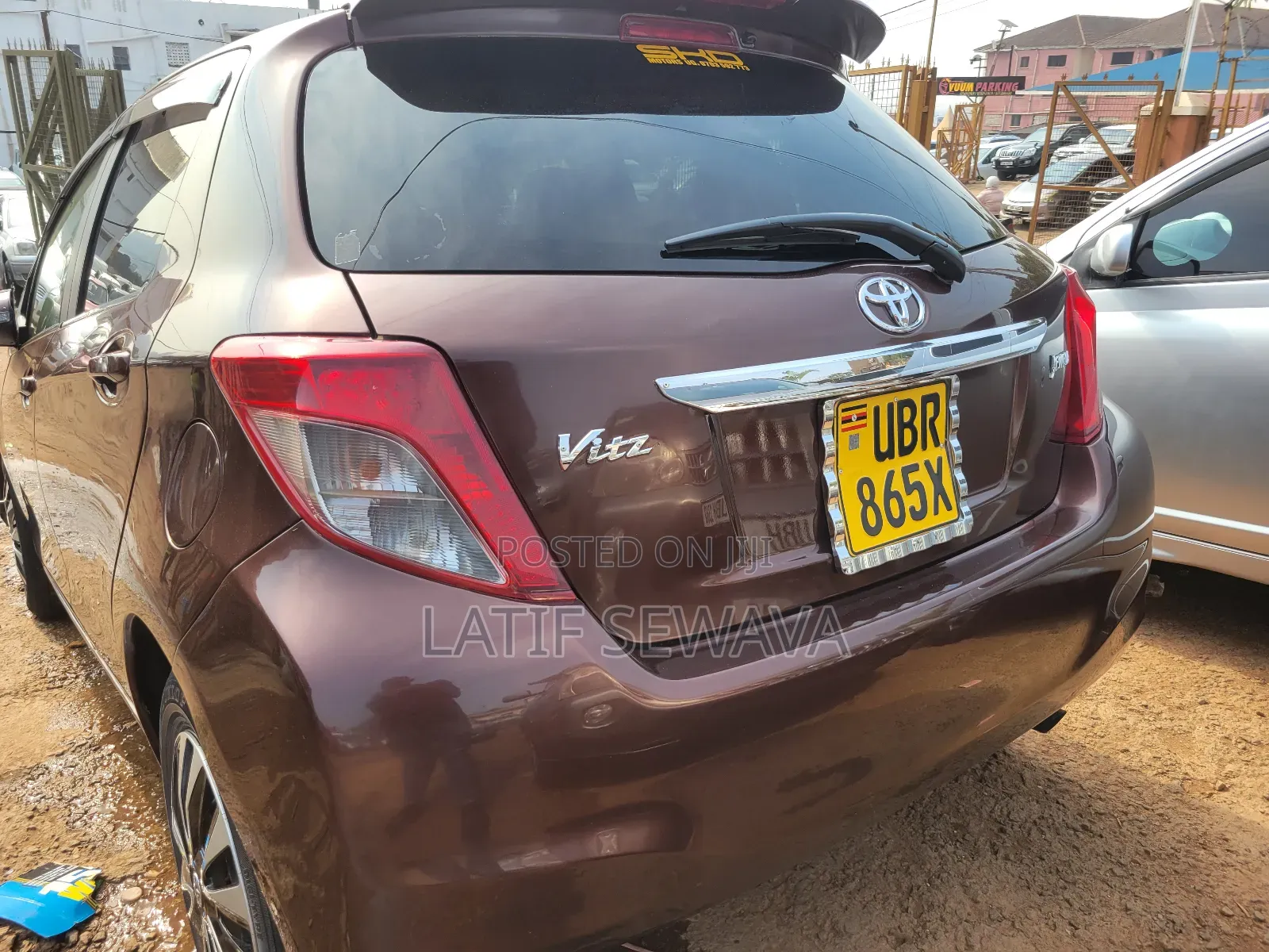 Toyota Vitz 1.3 FWD 5dr 2012 Maroon