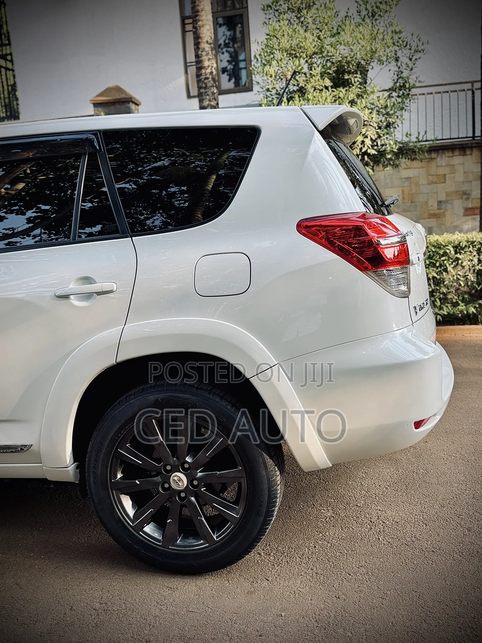 Toyota Vanguard 2012 White
