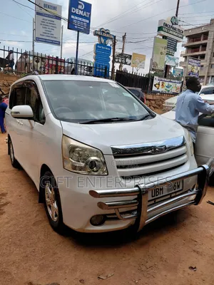 Toyota Noah 2010 Pearl