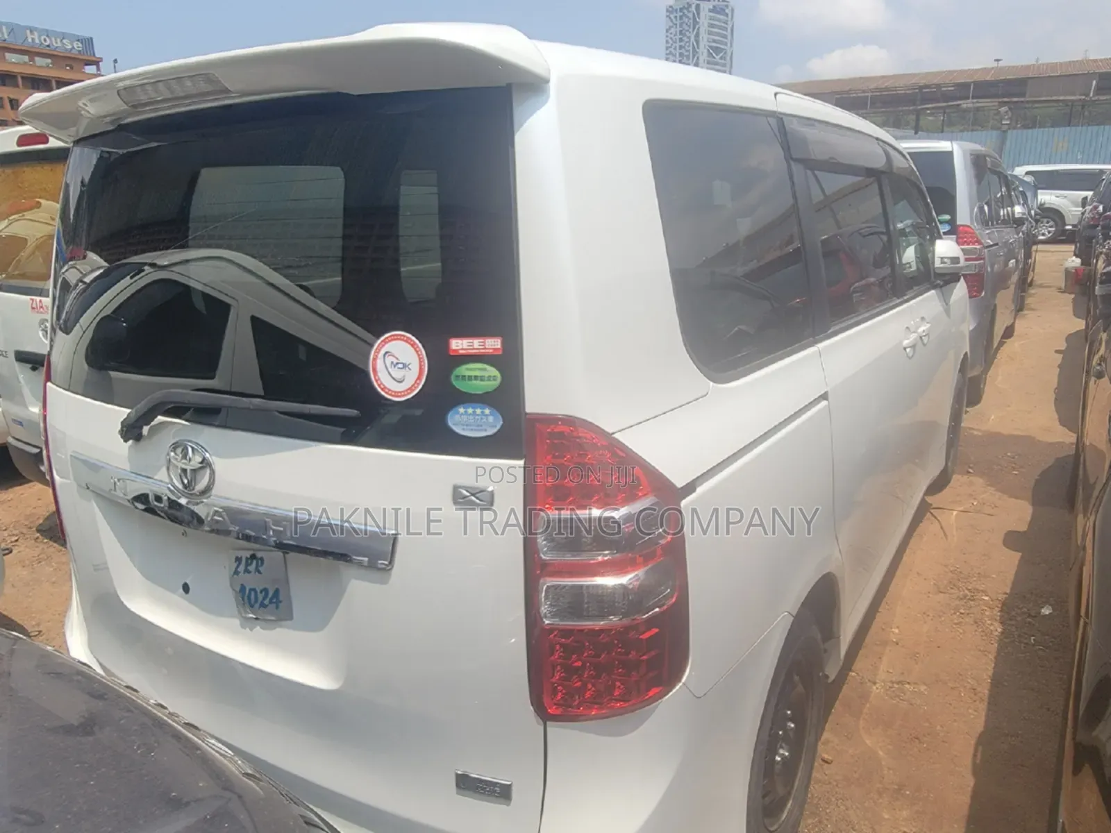 Toyota Noah 2.0 143hp FWD (8 Seater) 2013 White