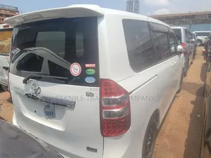 Toyota Noah 2.0 143hp FWD (8 Seater) 2013 White
