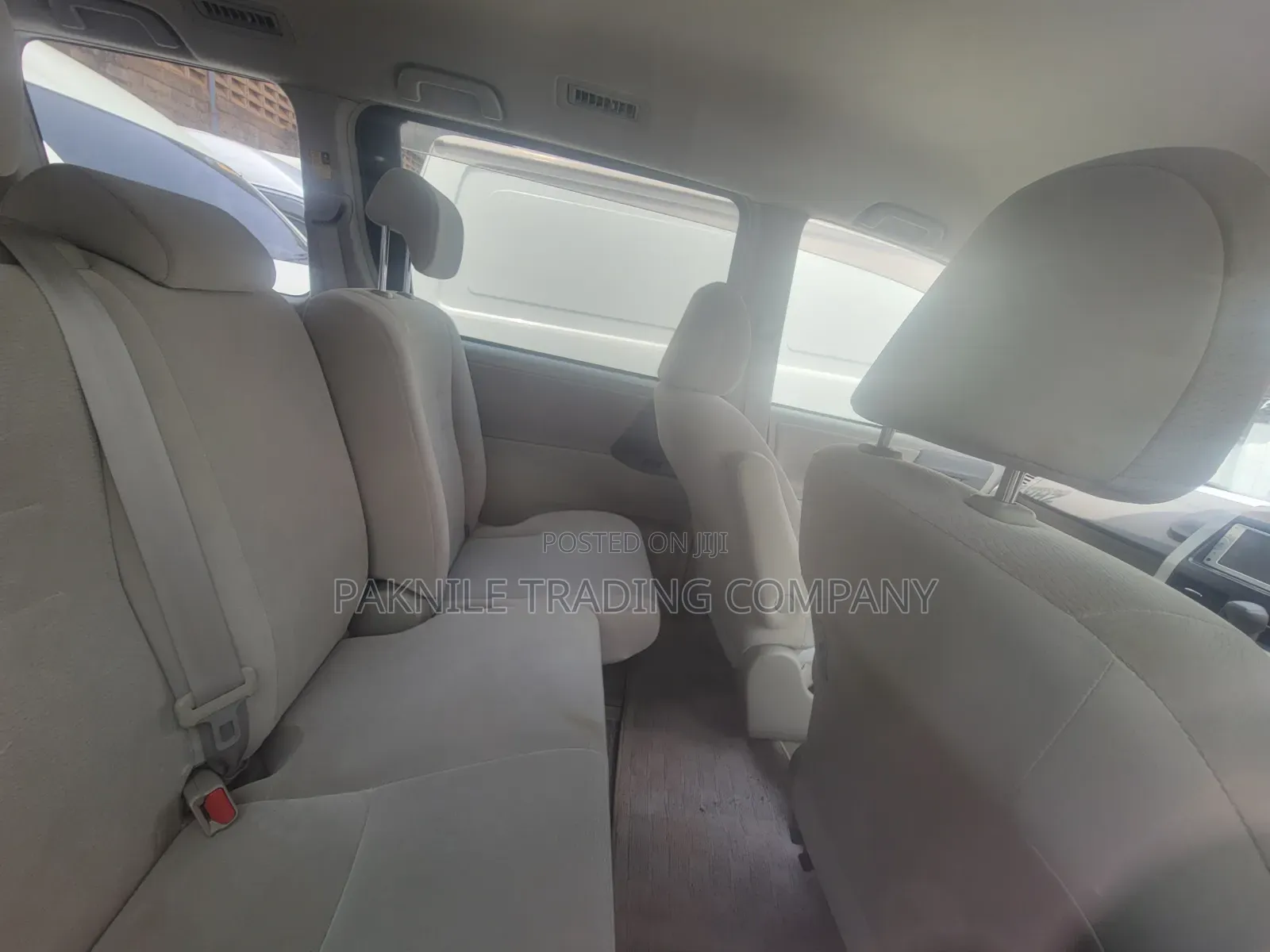 Toyota Noah 2.0 143hp FWD (8 Seater) 2013 White