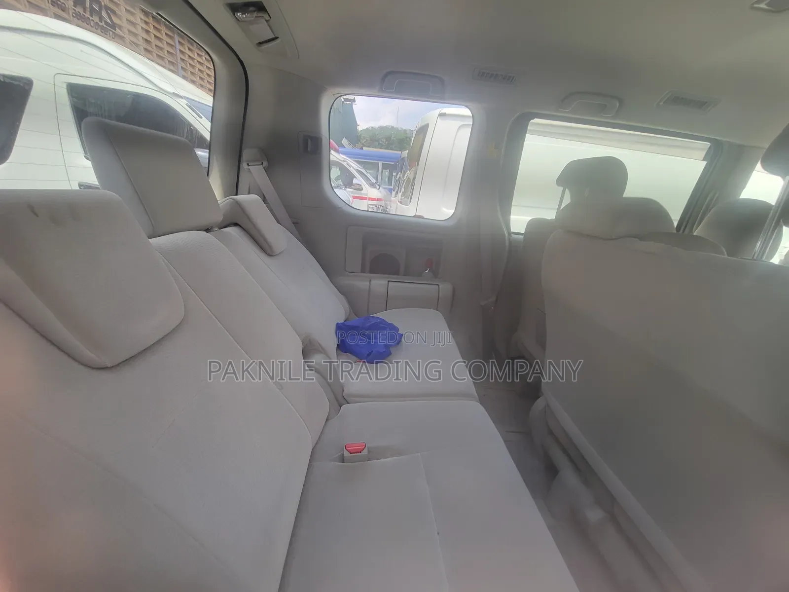 Toyota Noah 2.0 143hp FWD (8 Seater) 2013 White