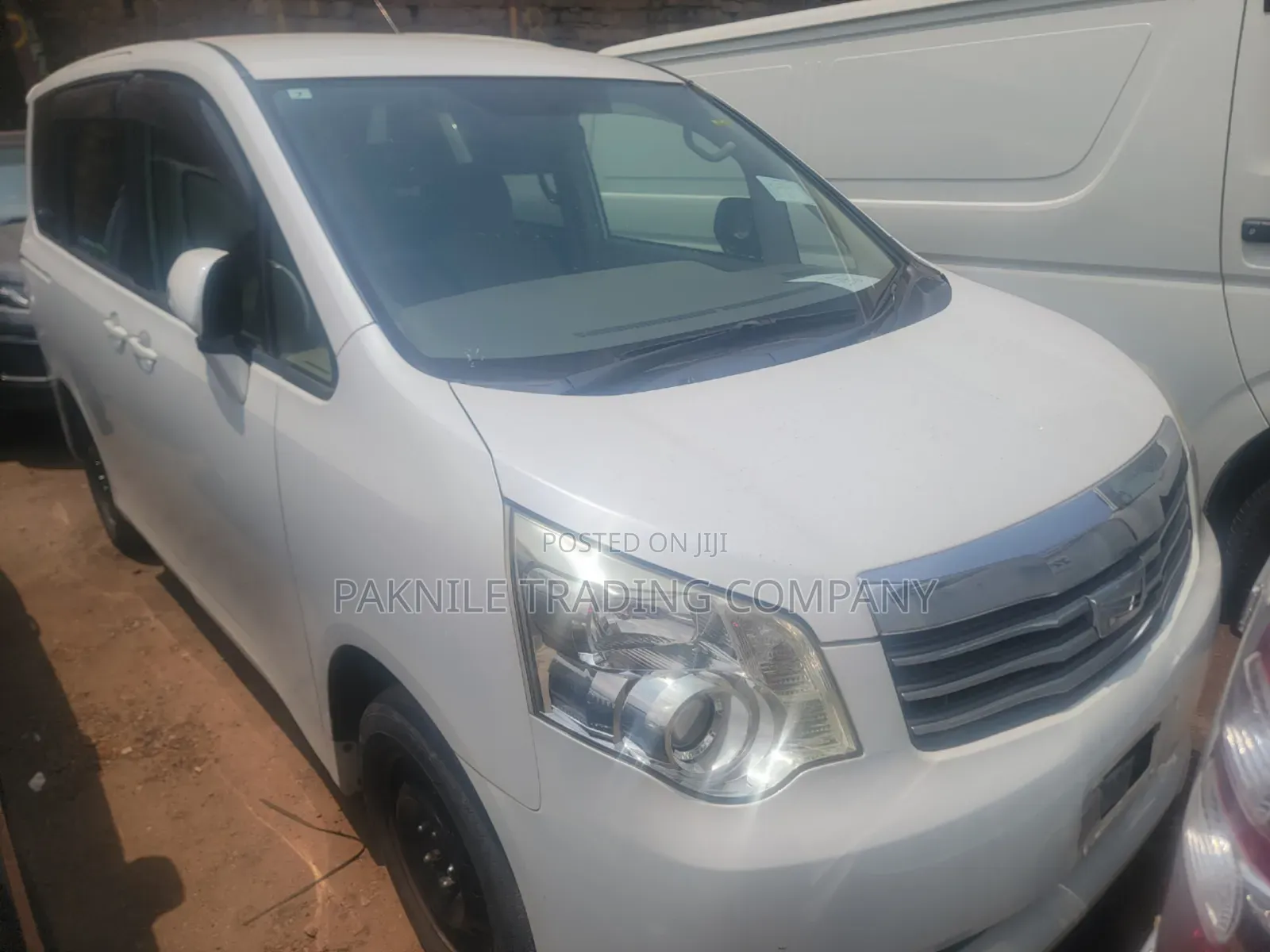 Toyota Noah 2.0 143hp FWD (8 Seater) 2013 White