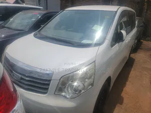 Toyota Noah 2.0 143hp FWD (8 Seater) 2013 White