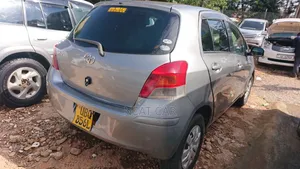 Toyota Vitz 2009 Silver