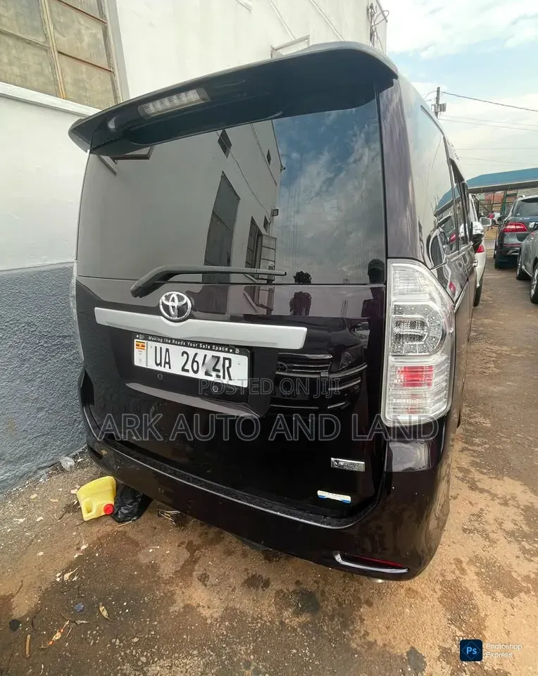 Toyota Noah 2012 Black