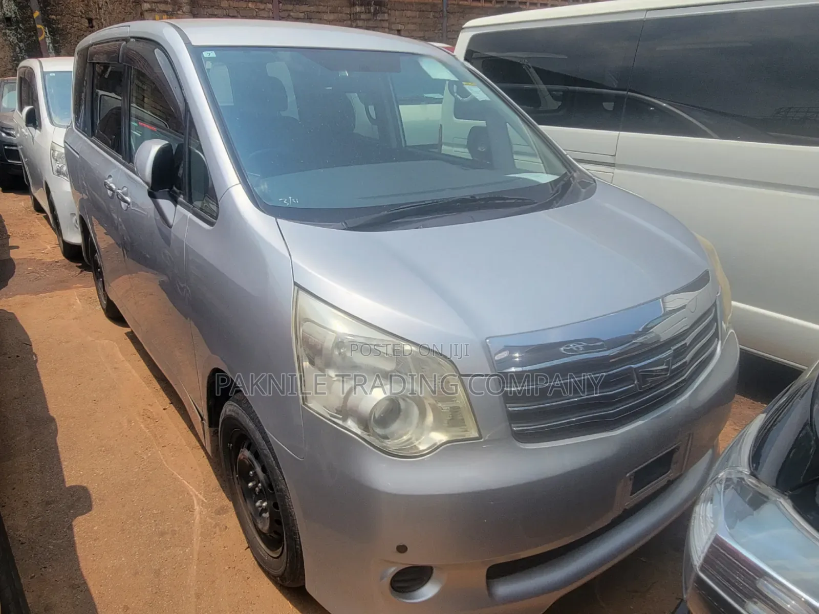 Toyota Noah 2.0 143hp FWD (8 Seater) 2013 Silver