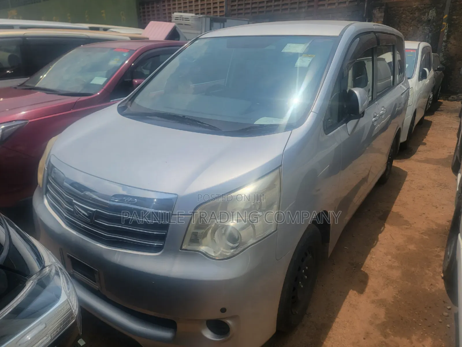 Toyota Noah 2.0 143hp FWD (8 Seater) 2013 Silver