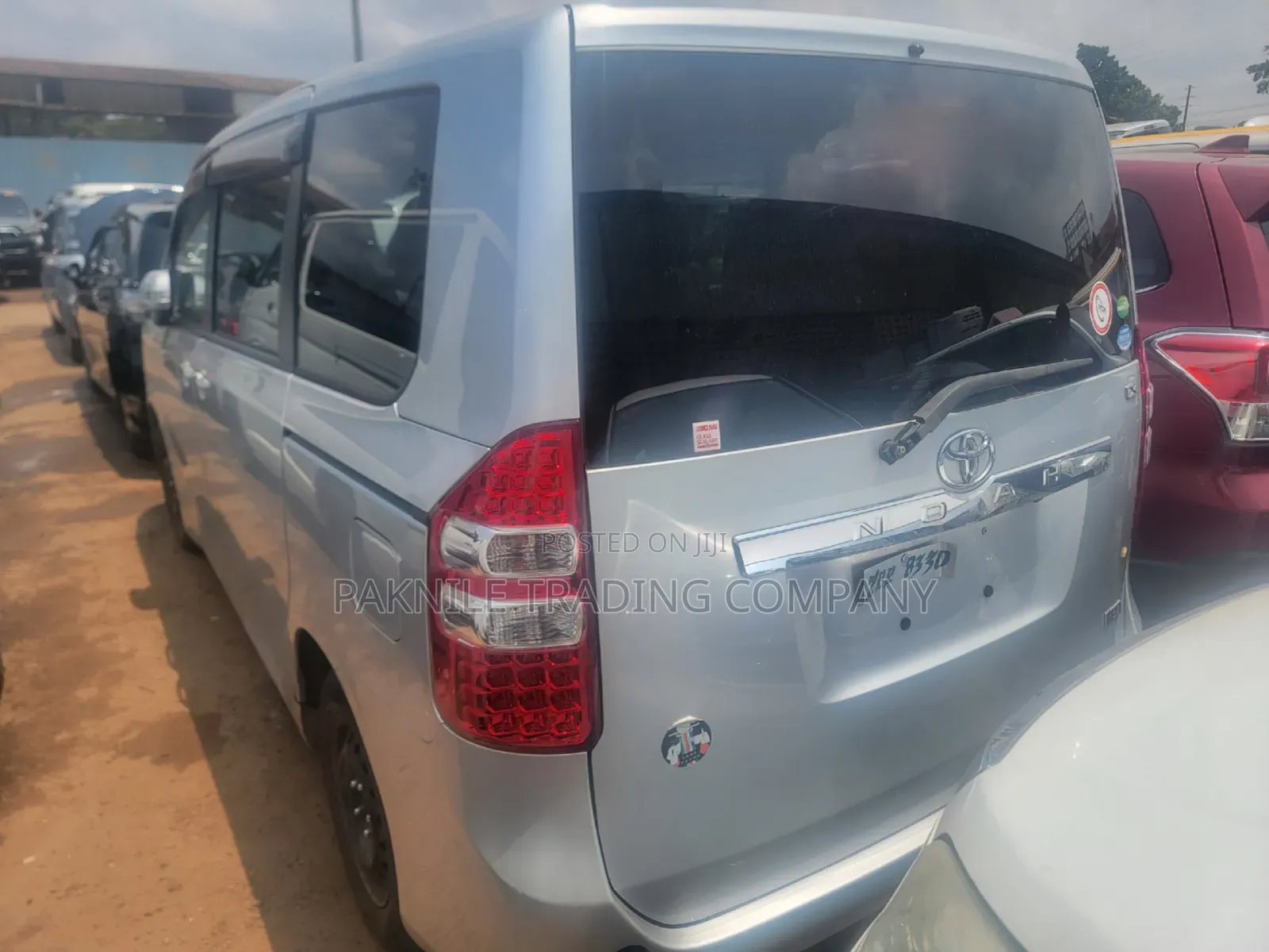 Toyota Noah 2.0 143hp FWD (8 Seater) 2013 Silver
