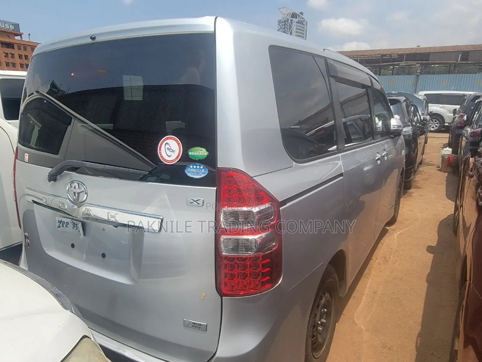 Toyota Noah 2.0 143hp FWD (8 Seater) 2013 Silver