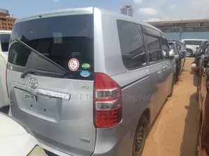 Toyota Noah 2.0 143hp FWD (8 Seater) 2013 Silver