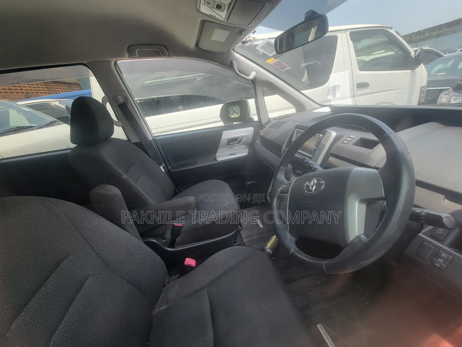 Toyota Noah 2.0 143hp FWD (8 Seater) 2013 Silver