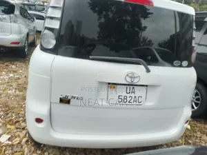 Toyota Sienta 2011 White