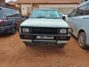Nissan Pick-Up 1996 White