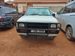 Nissan Pick-Up 1996 White