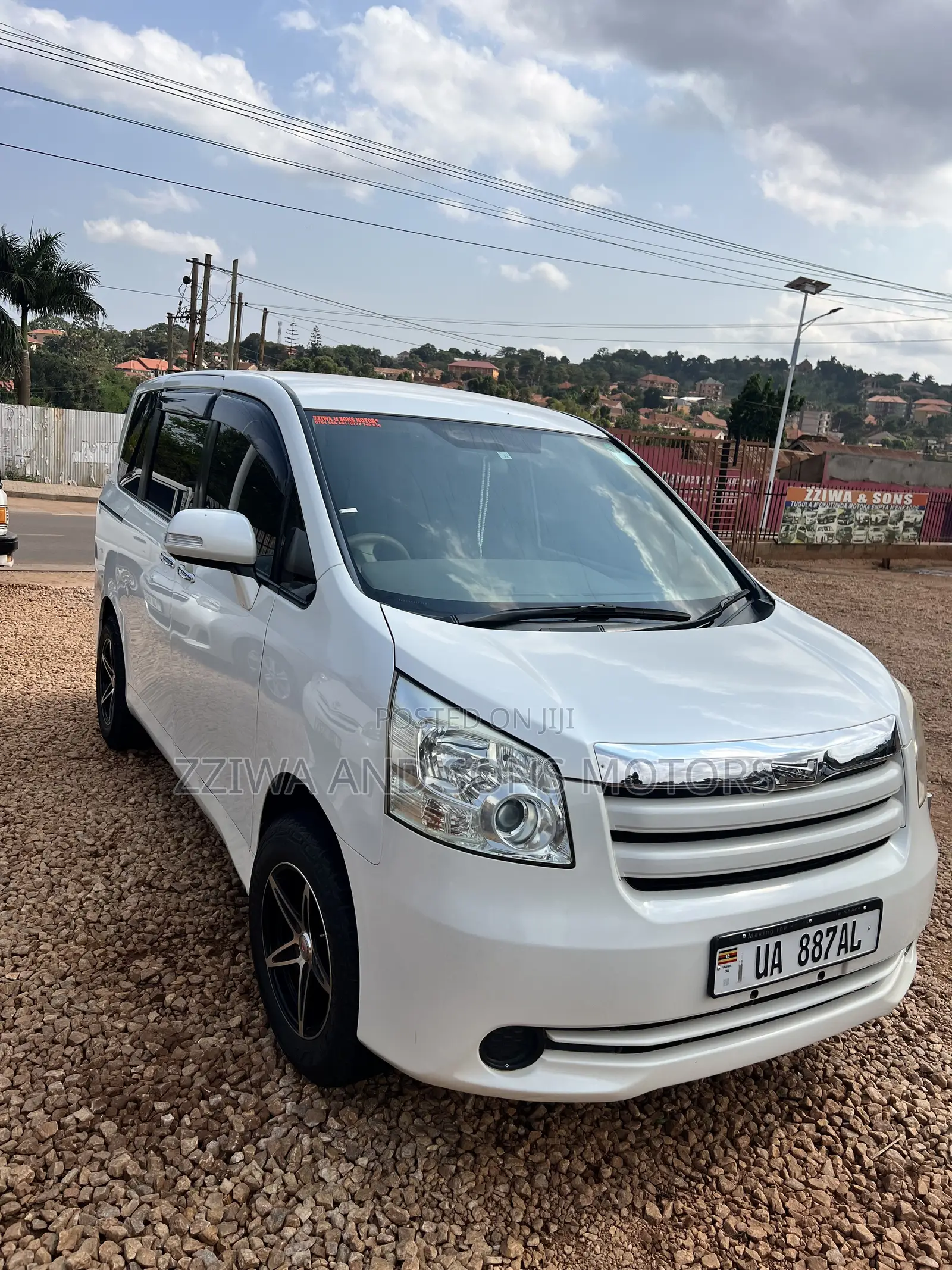 Toyota Noah 2.0 143hp AWD (8 Seater) 2010 White