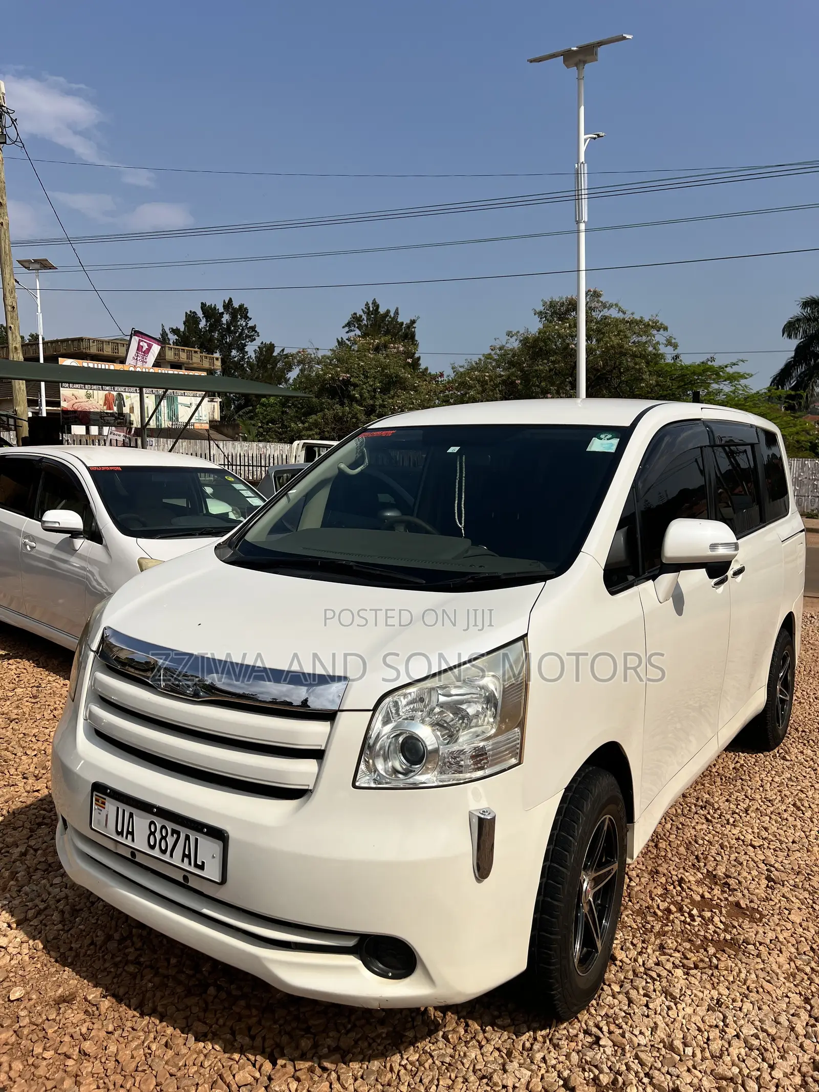 Toyota Noah 2.0 143hp AWD (8 Seater) 2010 White