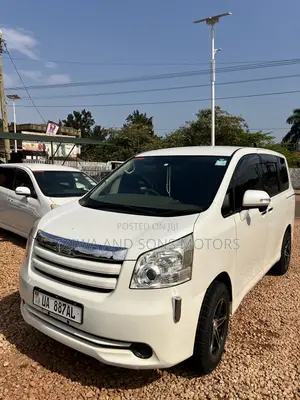Toyota Noah 2.0 143hp AWD (8 Seater) 2010 White