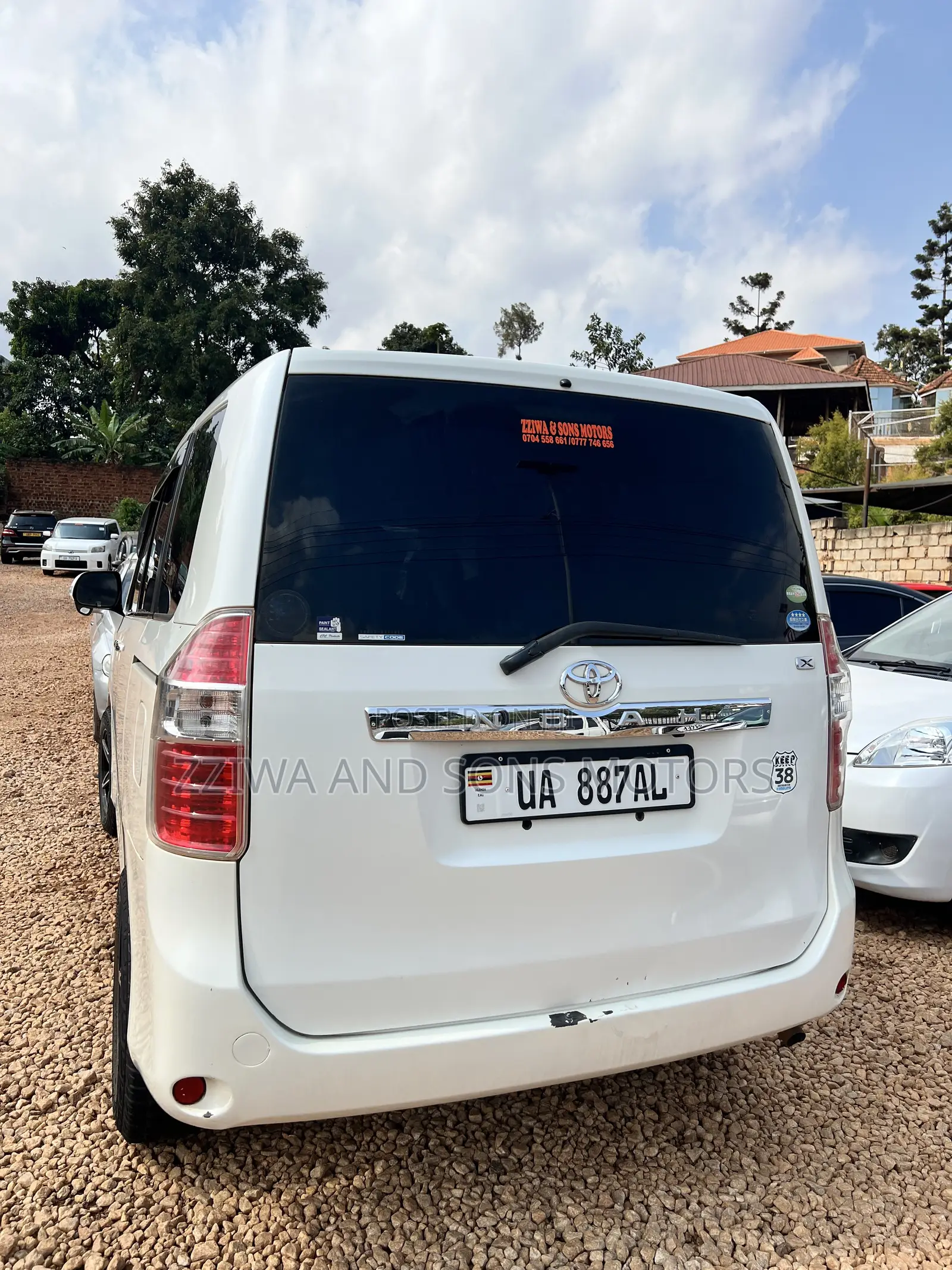 Toyota Noah 2.0 143hp AWD (8 Seater) 2010 White