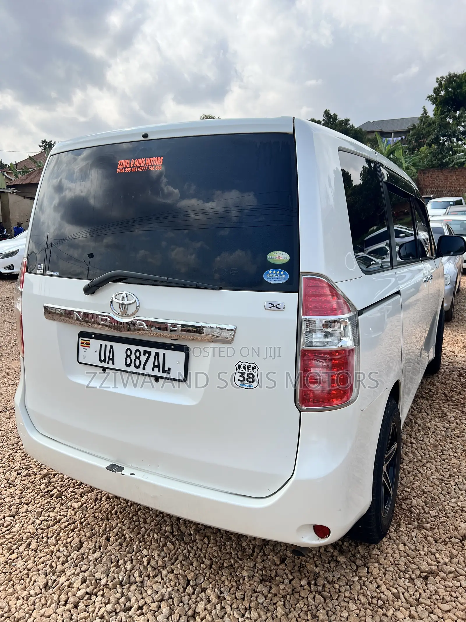 Toyota Noah 2.0 143hp AWD (8 Seater) 2010 White