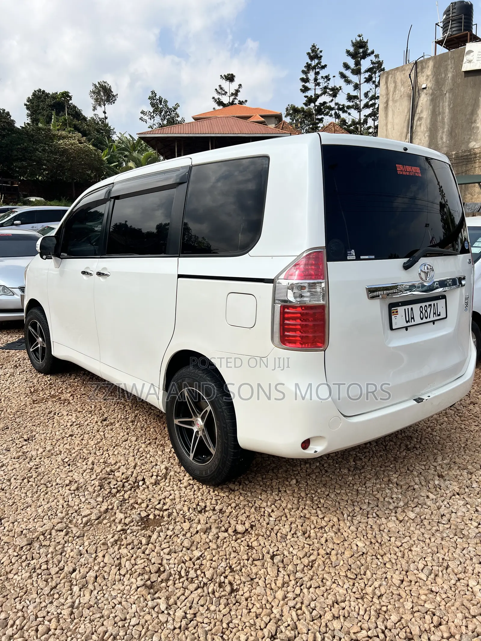 Toyota Noah 2.0 143hp AWD (8 Seater) 2010 White