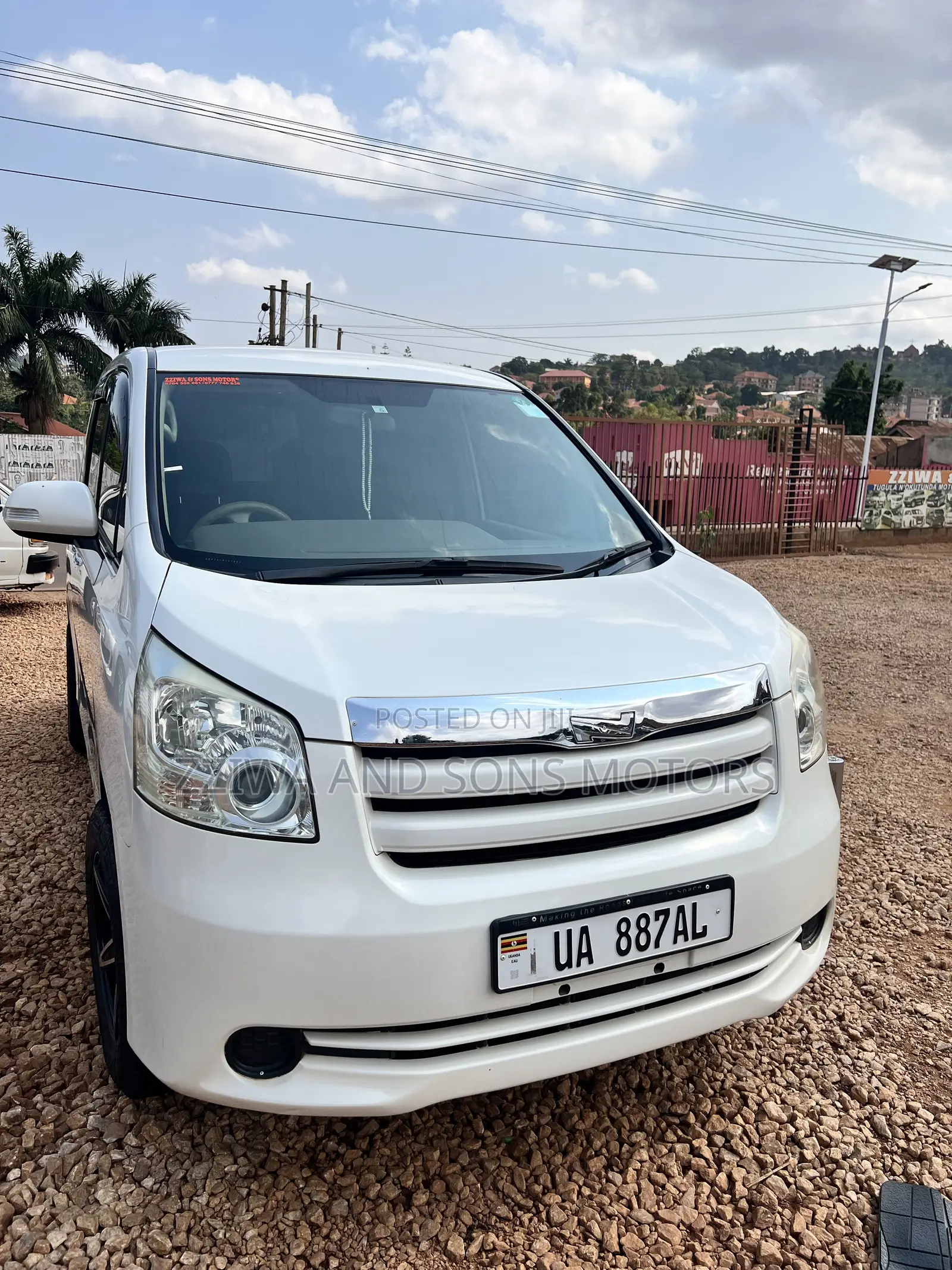 Toyota Noah 2.0 143hp AWD (8 Seater) 2010 White