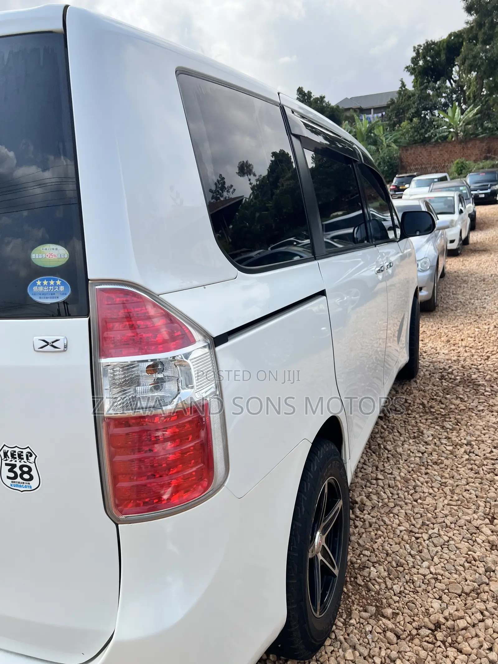 Toyota Noah 2.0 143hp AWD (8 Seater) 2010 White