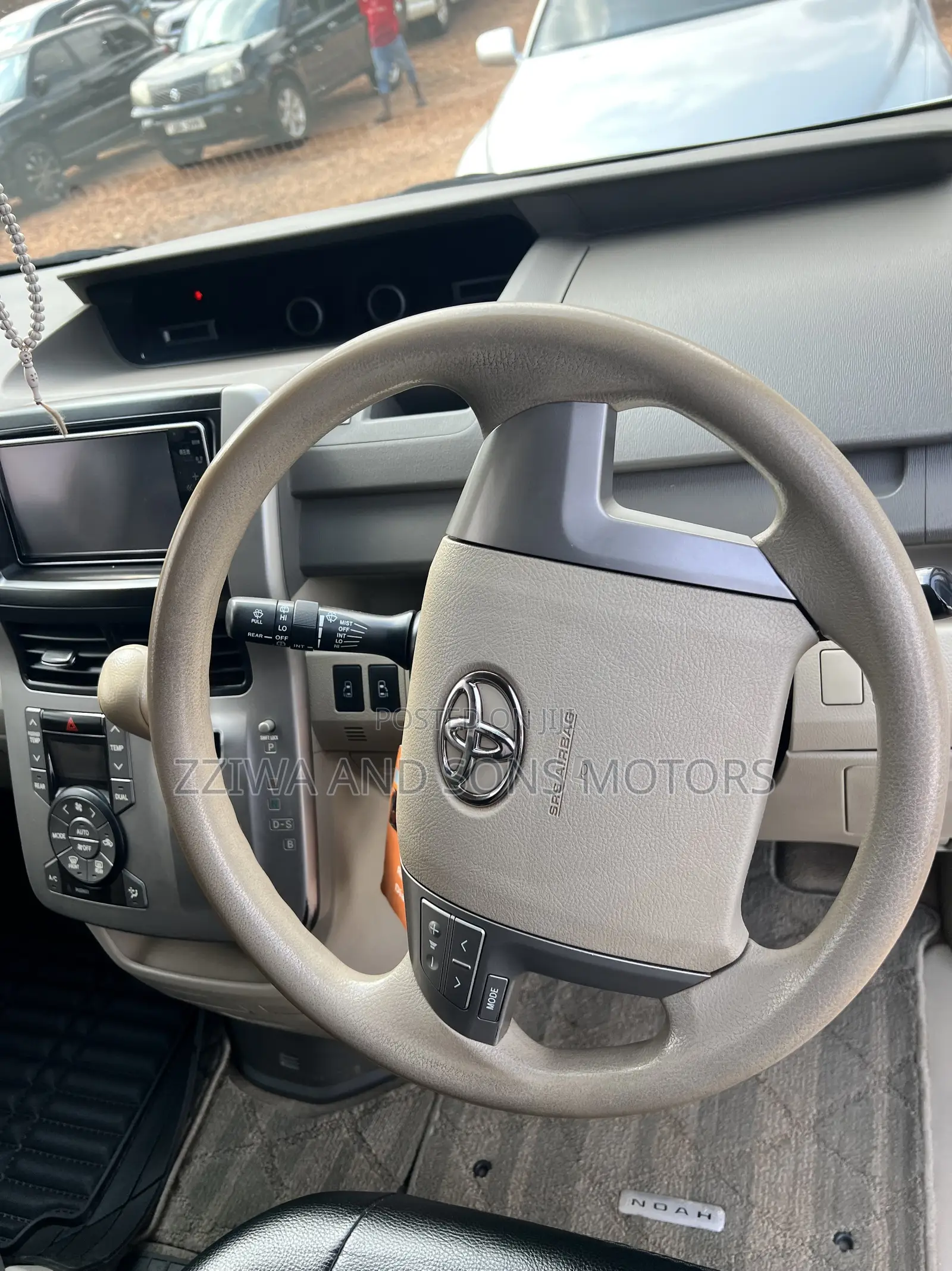 Toyota Noah 2.0 143hp AWD (8 Seater) 2010 White