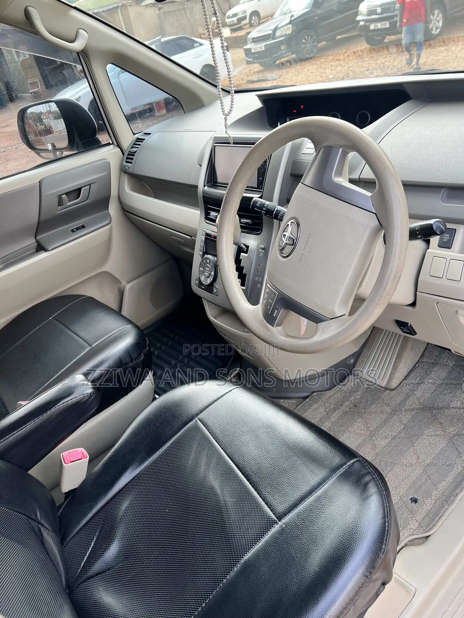 Toyota Noah 2.0 143hp AWD (8 Seater) 2010 White