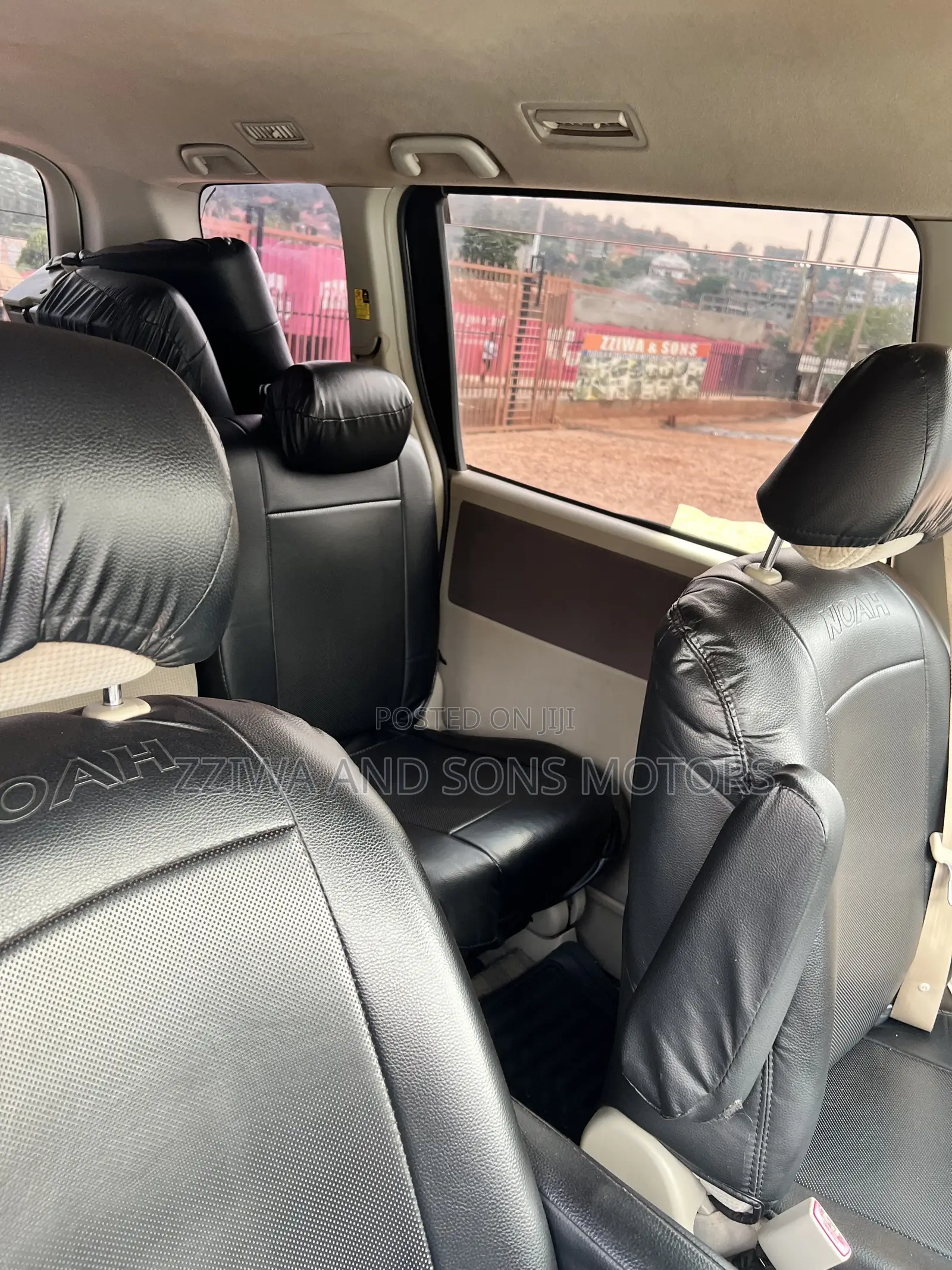 Toyota Noah 2.0 143hp AWD (8 Seater) 2010 White
