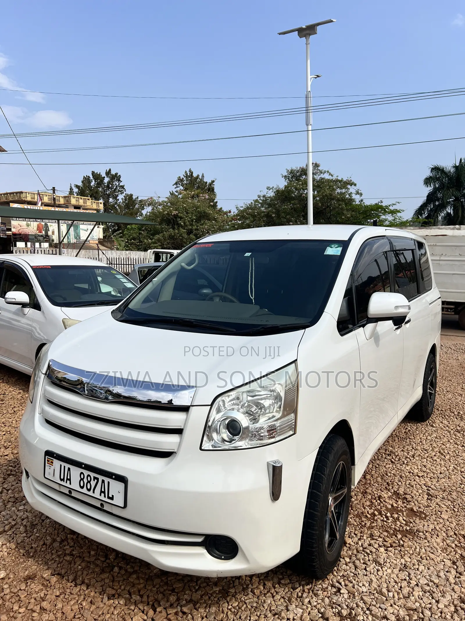 Toyota Noah 2.0 143hp AWD (8 Seater) 2010 White