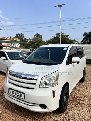 Toyota Noah 2.0 143hp AWD (8 Seater) 2010 White