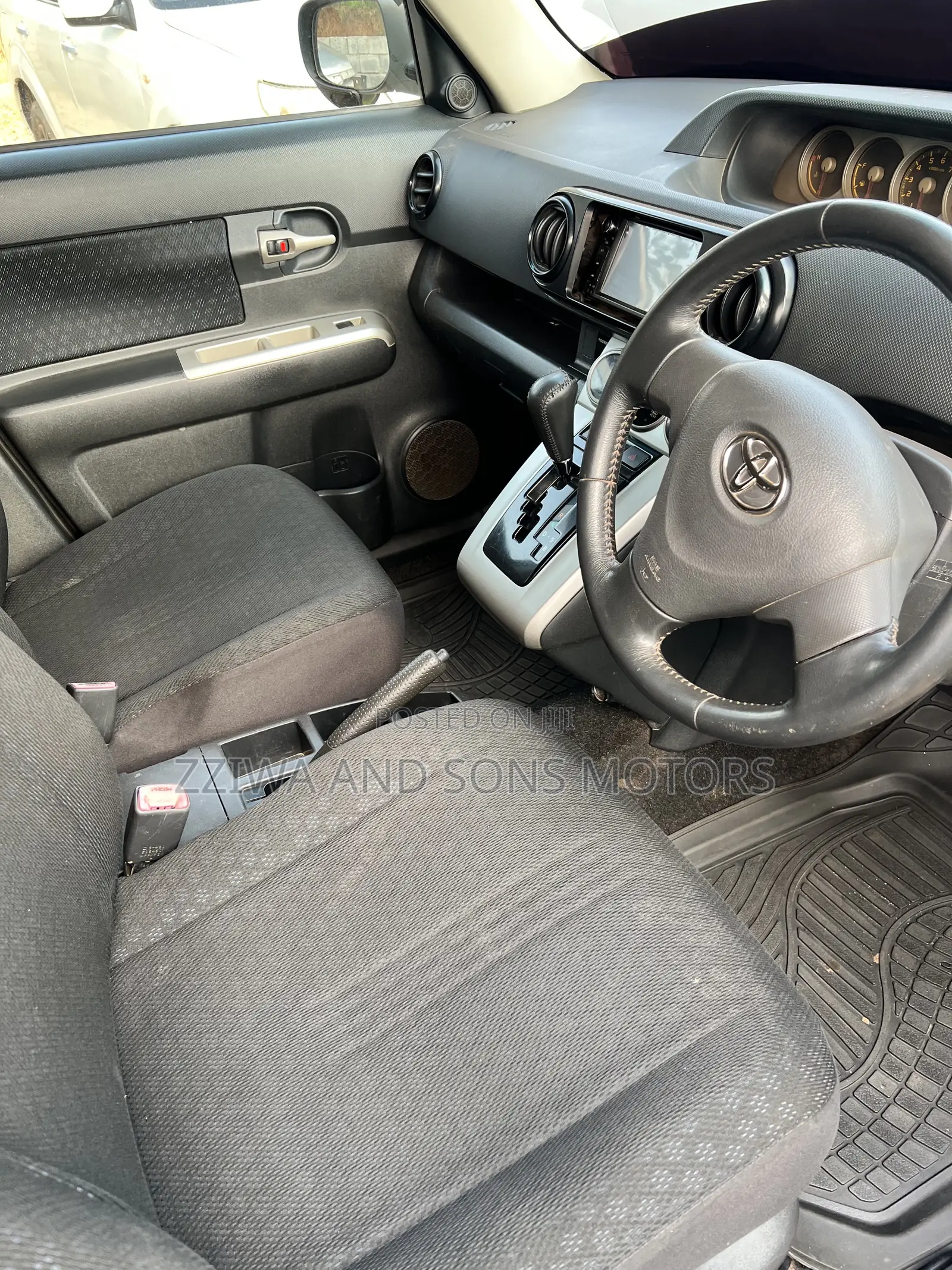 Toyota Corolla Rumion Hatchback 1.5 FWD 2014 Black