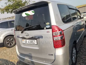 Toyota Noah 2012 Silver