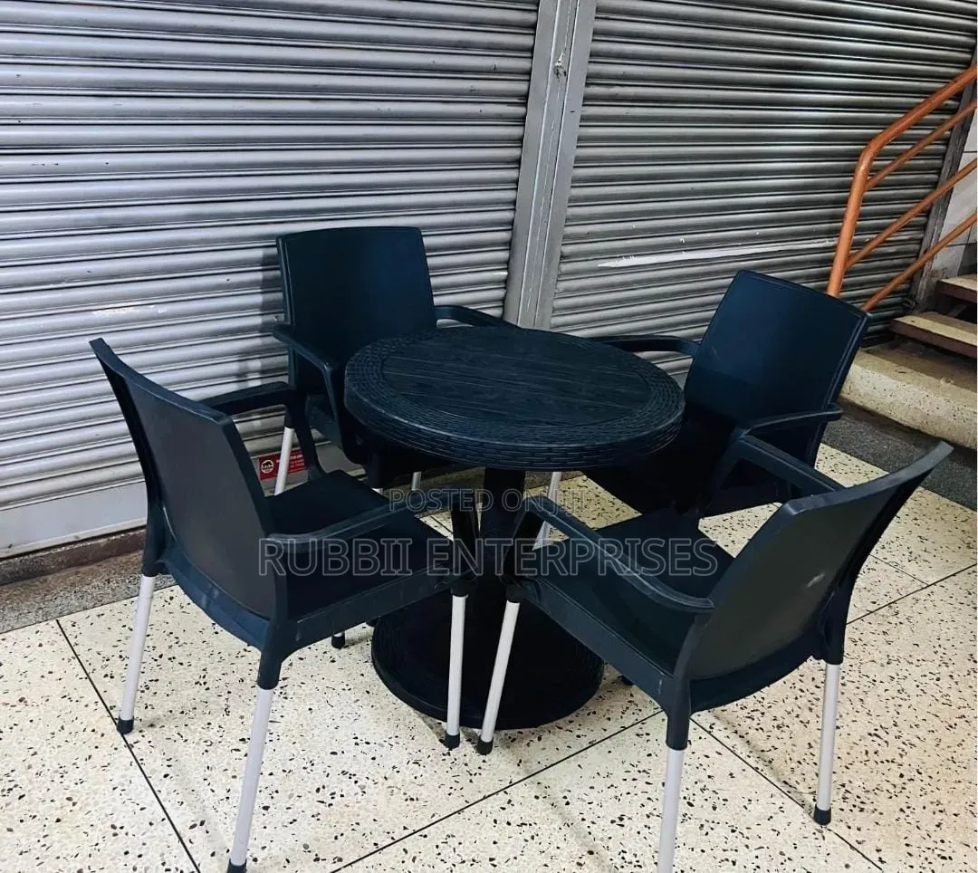 1 Black Round Table + 4 Cappuccino Black Chair