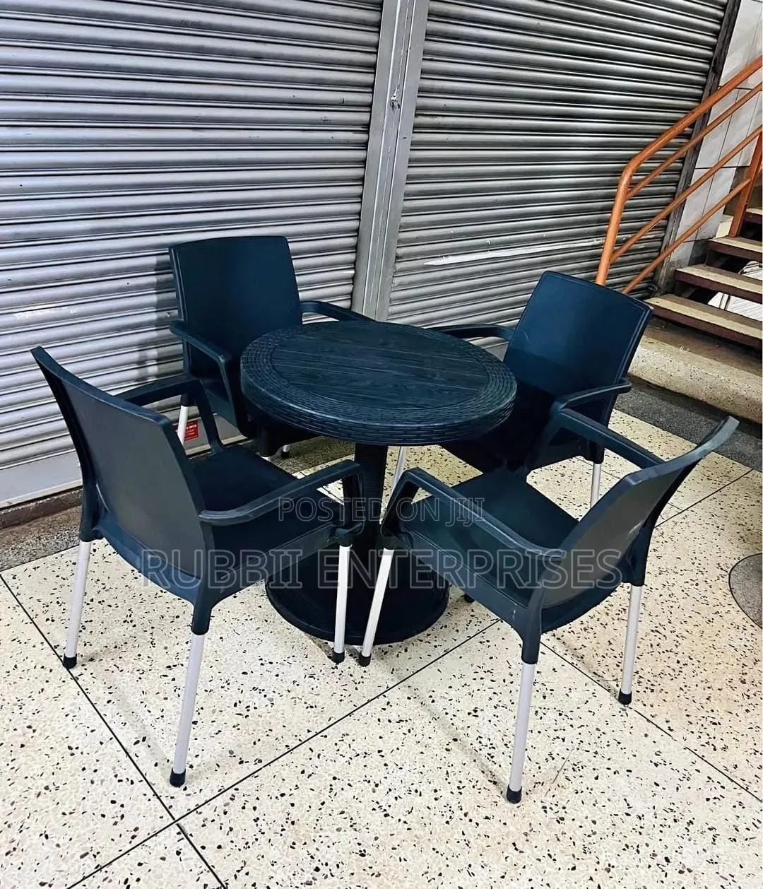 1 Black Round Table + 4 Cappuccino Black Chair