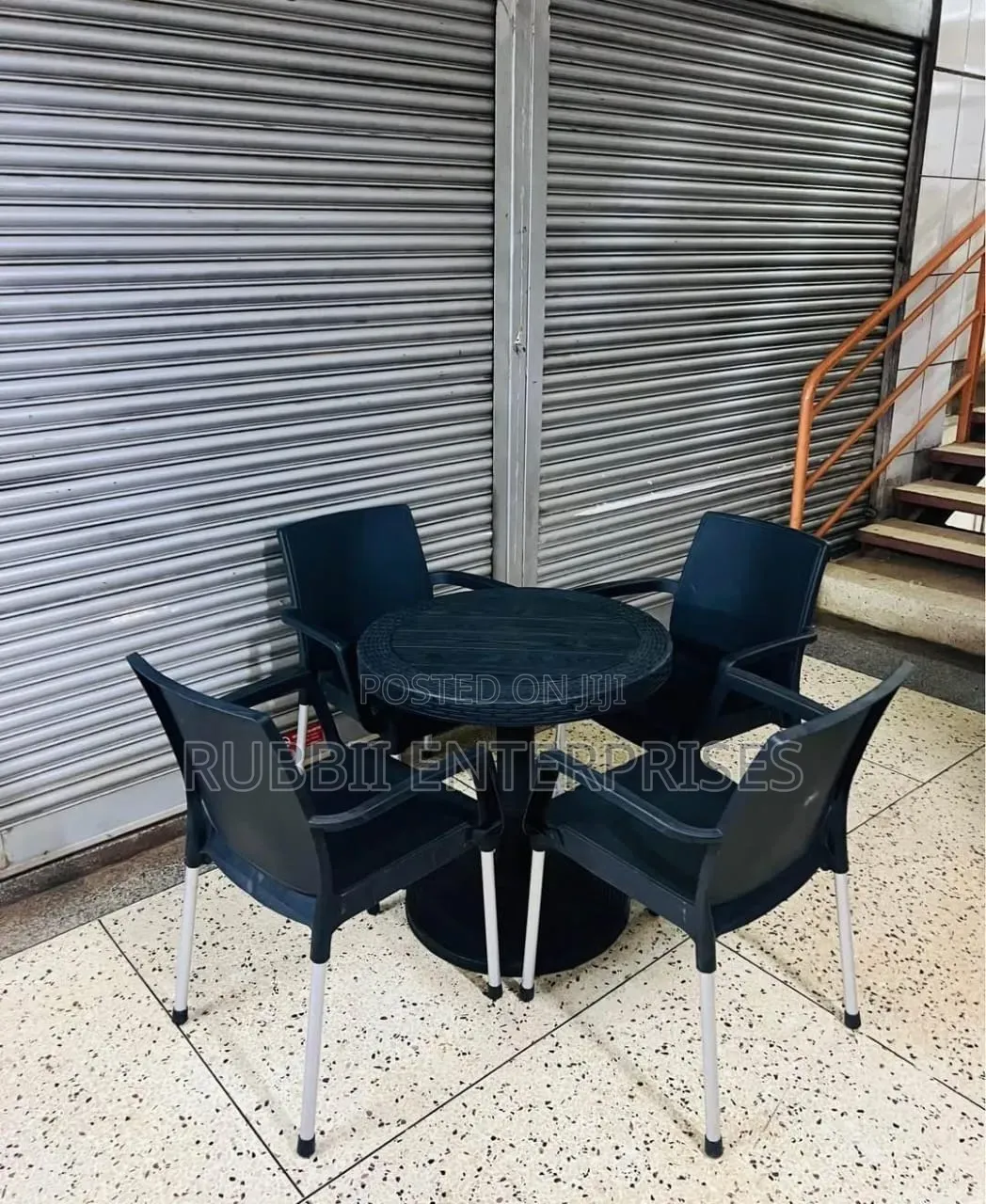 1 Black Round Table + 4 Cappuccino Black Chair