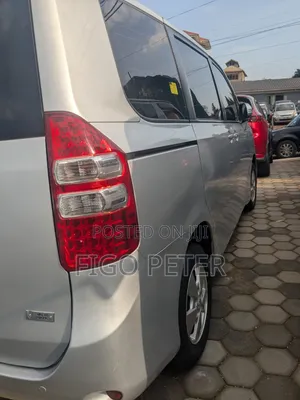 Toyota Noah 2012 Silver