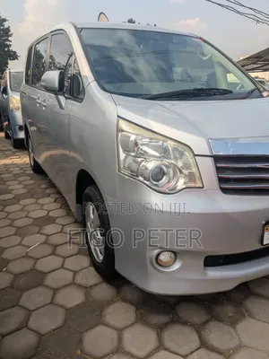 Toyota Noah 2012 Silver