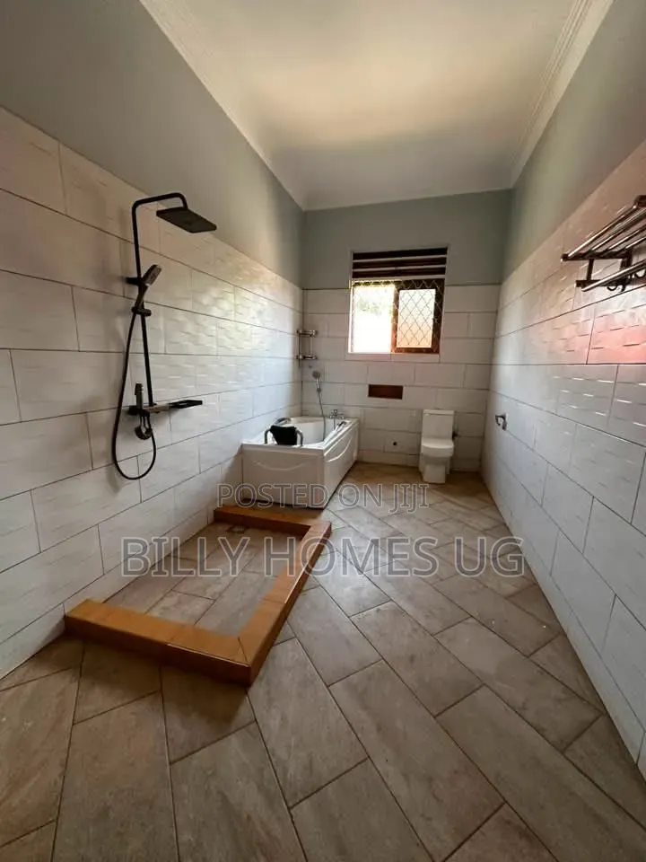 7bdrm Mansion in Kira for sale