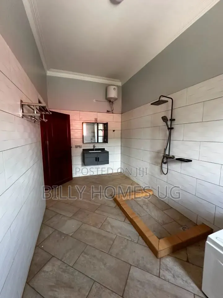 7bdrm Mansion in Kira for sale