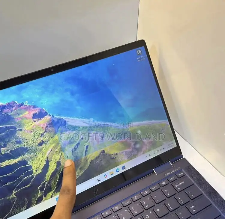 New Laptop HP Dragonfly G2 8GB Intel Core i5 SSD 512GB