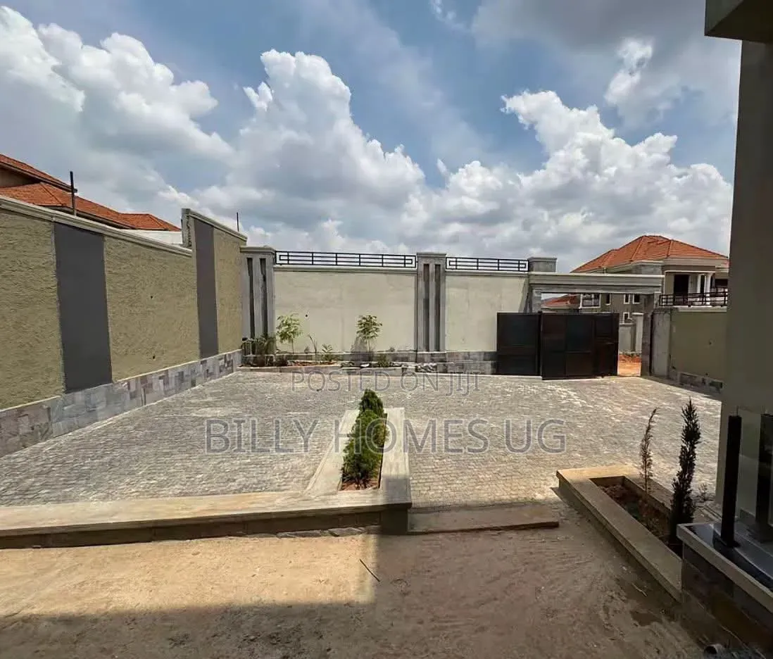 4bdrm Villa in Ssabagabo-Makindye for sale