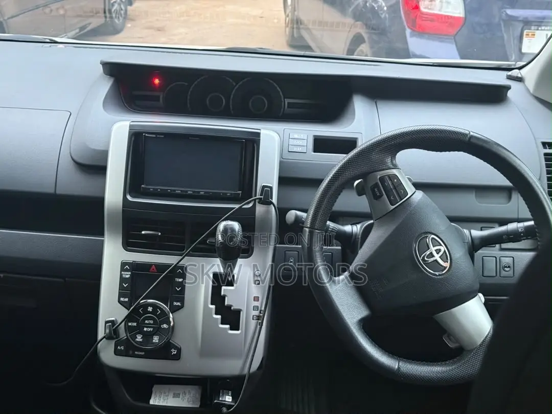 Toyota Noah 2012 White