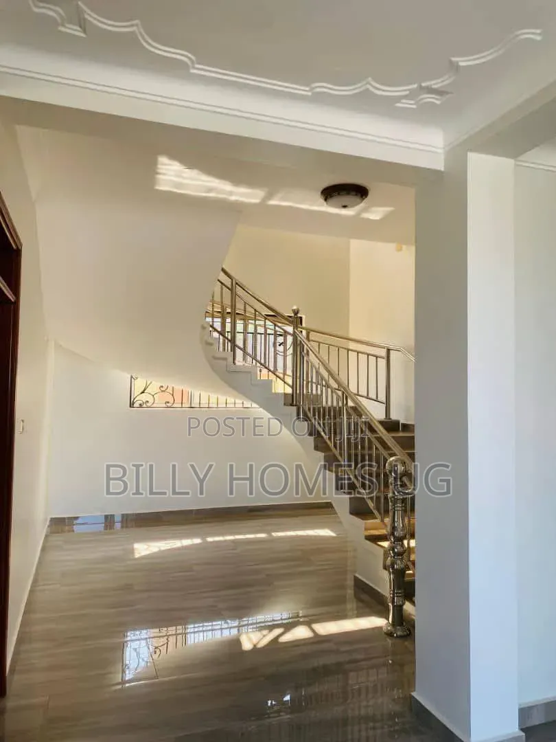6bdrm Mansion in Ssabagabo-Makindye for sale