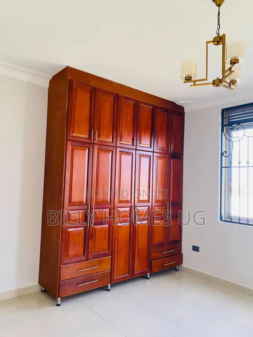 6bdrm Mansion in Ssabagabo-Makindye for sale
